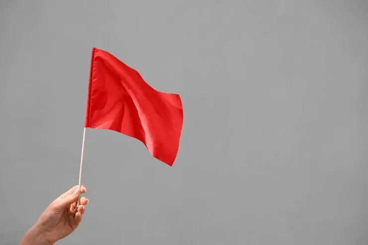 red-flags-relacionamento-bandeira-vermelha-1.webp